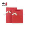 Rotes Kraftpapier mit Twist-Papier Griff Geschenktüte